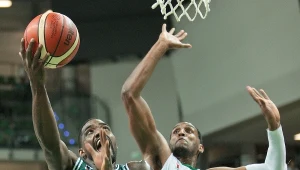 Koszykarz Stelmetu BC Zielona Góra Thomas Kelati (P) i Darius Johnson-Odom (L) z Dinamo Sassari