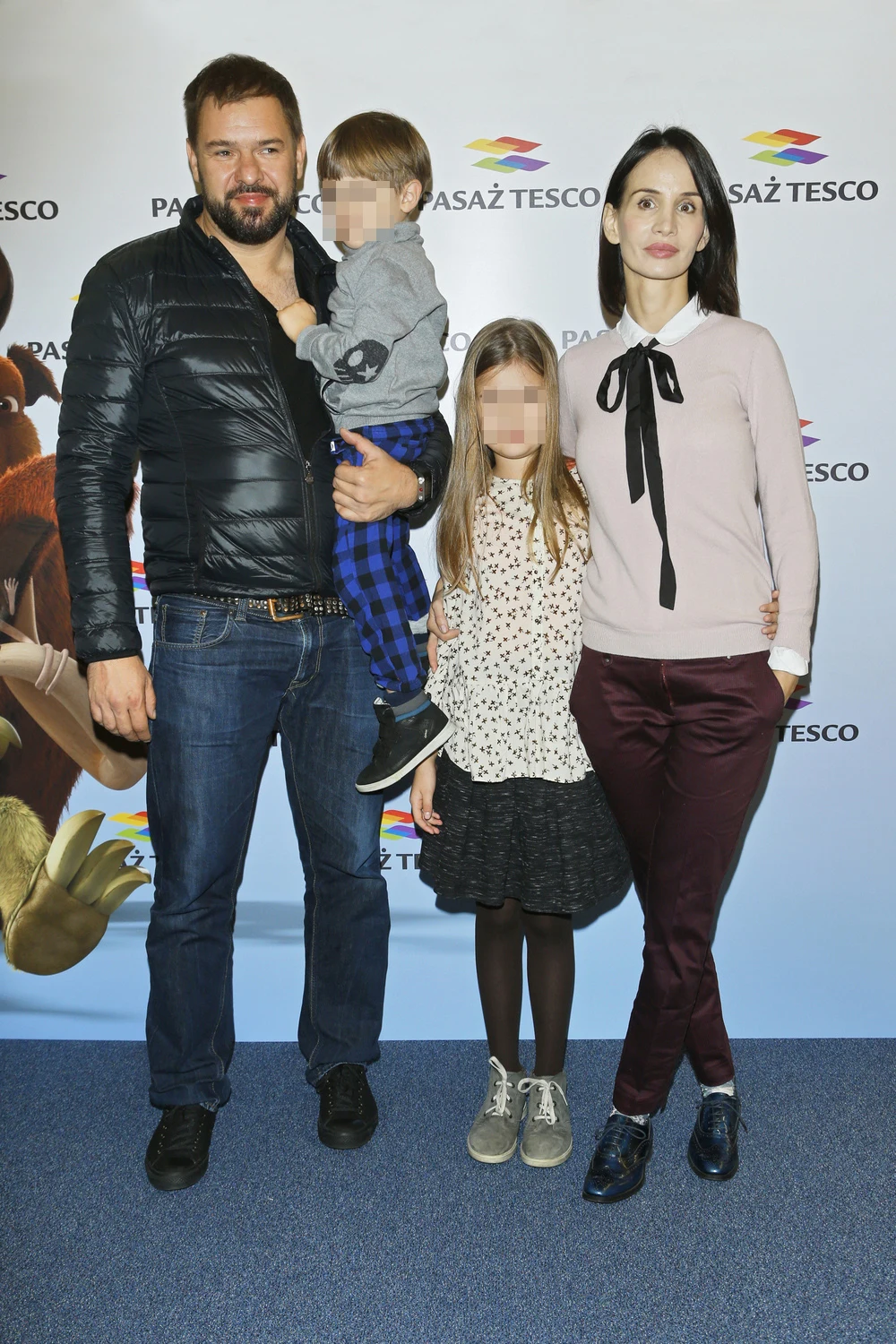 Tomasz Karolak i Viola Kołakowska pozują z dziećmi na ściance Tomasz Karolak i Viola Kołakowska pozują z dziećmi na ściance