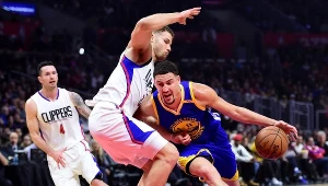 Stephen Curry (z prawej) nie trafił żadnego rzutu za trzy punkty