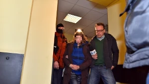 Policjanci doprowadzają do Prokuratury Rejonowej Łódź-Bałuty matkę czteroletniej Oliwki