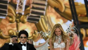 Bruno Mars i Romee Strijd na wybiegu