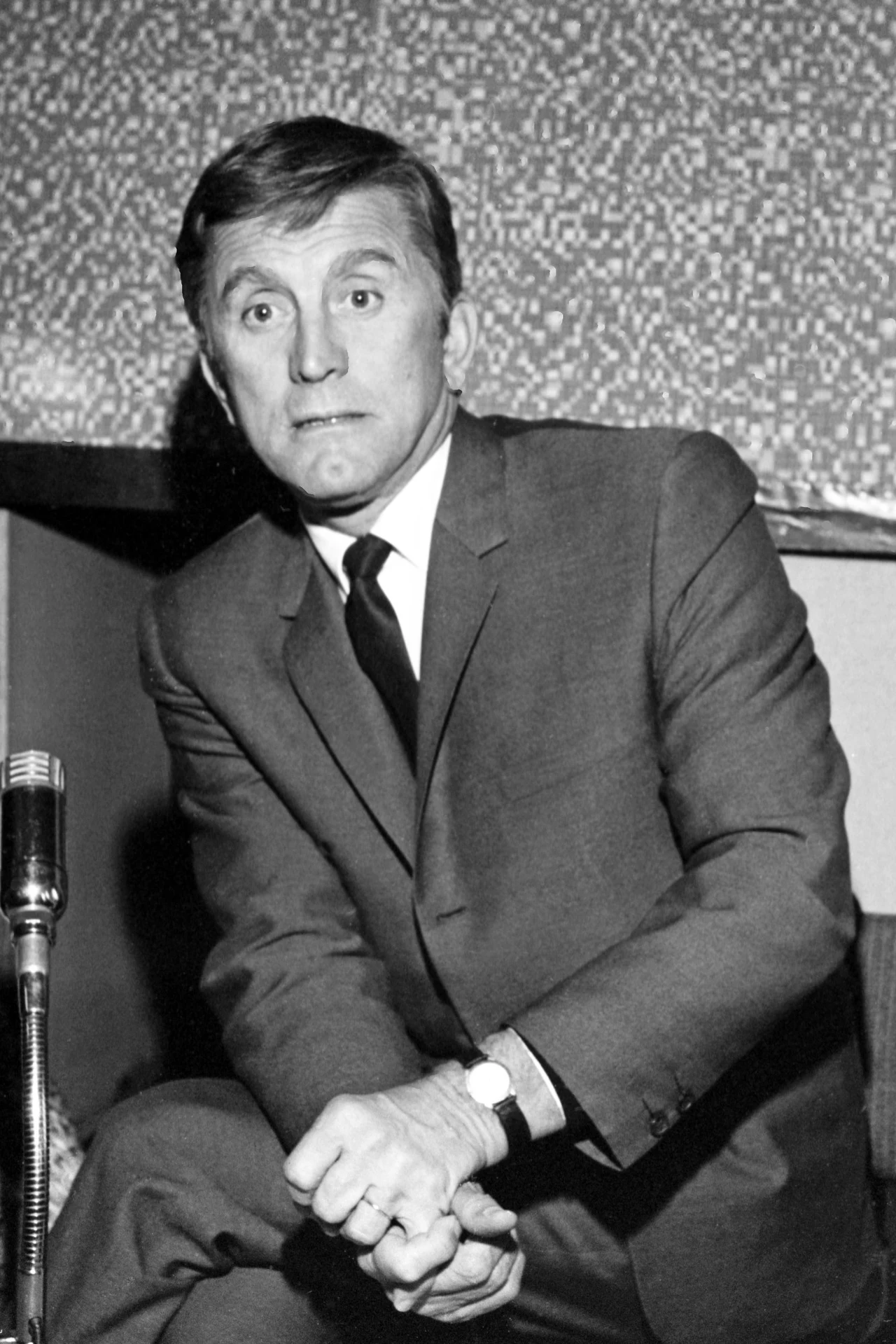 Nie wszyscy wiedzę, że w 1966 roku Kirk Douglas wystąpił w polskim filmie. W kwietniu tego roku aktor odwiedził Polskę, spotkał się też ze studentami Szkoły Filmowej w Łodzi. Przyszły twórca "Rejsu", Marek Piwowski, wpadł na szalony pomysł, by Douglas zagrał w inscenizacji westernu. 

W jedną noc boisko do koszykówki zamieniono w miasteczko z Dzikiego Zachodu. Po przyjeździe aktor zawiadomił Piwowskiego, że nie zagra, bo zabrania mu tego kontrakt z wytwórnią. Ale pojawił się w miasteczku, gdzie czekał na niego tłum studentów i las kamer. Douglas miał stwierdzić, że jest ich więcej niż w Hollywood. Profesor z Filmówki, Jerzy Bossak, kazał studentom wziąć z magazynów wszystkie kamery, w tym zepsute. 

Oprócz kamer, wzrok gościa przykuł list gończy z napisem: "Poszukiwany Kirk Douglas - nagroda 1 000 000 $". Tak go to rozbawiło, że nie bacząc na kontrakt, wziął udział w szaleńczej zabawie ze studentami przebranymi za kowbojów.  

Szkolna etiuda Piwowskiego i jego przyjaciela Feriduna Erola otrzymała Grand Prix na festiwalu w Amsterdamie.