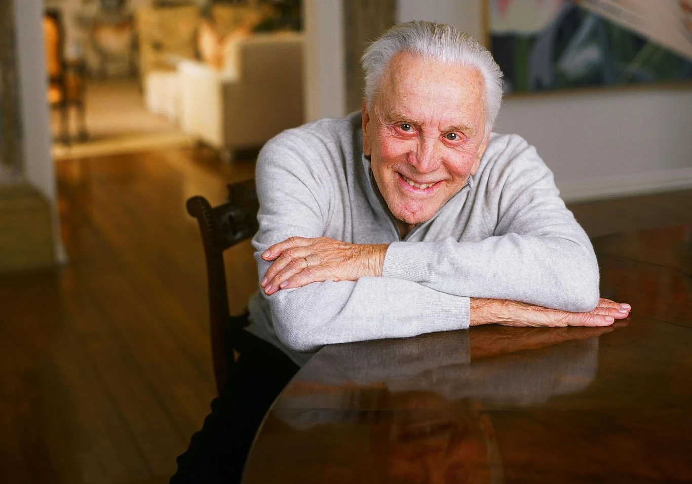 Issur Daniłowicz Demski, bo tak właściwie nazywa się Kirk Douglas, urodził się 9 grudnia 1916 roku w Nowym Jorku. Pochodził z biednej rodziny rosyjskich żydów, którzy wyemigrowali do Stanów Zjednoczonych.

Na zdjęciu - Kirk Douglas w swoim domu w Beverly Hills w 2003 roku. 