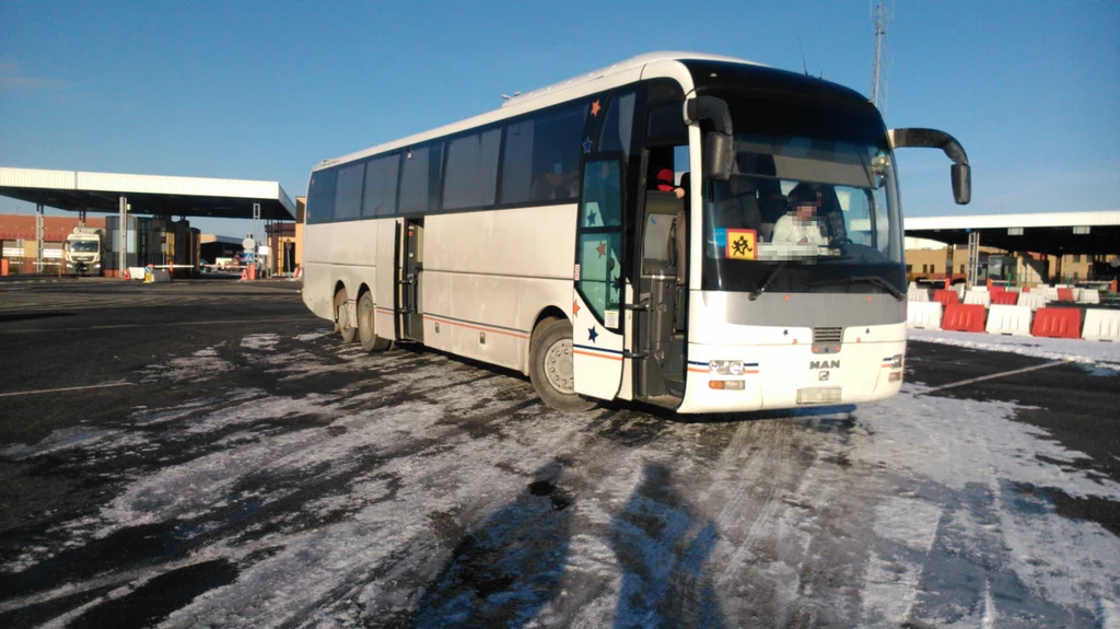 Autokar jechał na całkowicie łysych oponach