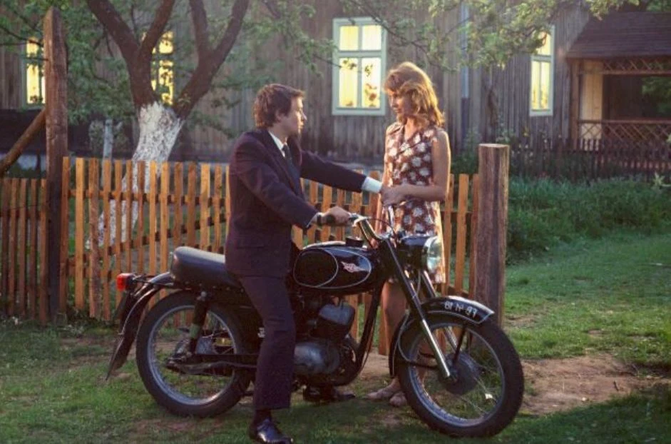 Leszek nie chce mieszkać na wsi i zajmować się gospodarstwem. Interesuje się mechaniką, samochodami, chciałaby zostać kierowcą. Ma odwagę i determinację, żeby to marzenie zrealizować. Opuszcza dom, rozpoczyna pracę na budowie, wieczorami się uczy. Kiedy na jego drodze pojawia się piękna panna z miasta, traci dla niej głowę. Ta miłość zmienia jego życie. Leszek nie chce mieszkać na wsi i zajmować się gospodarstwem. Interesuje się mechaniką, samochodami, chciałaby zostać kierowcą. Ma odwagę i determinację, żeby to marzenie zrealizować. Opuszcza dom, rozpoczyna pracę na budowie, wieczorami się uczy. Kiedy na jego drodze pojawia się piękna panna z miasta, traci dla niej głowę. Ta miłość zmienia jego życie.