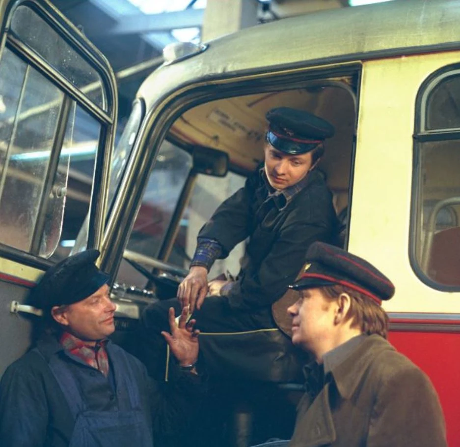 "Daleko od szosy" można dziś traktować jako prekursora telewizyjnych produkcji, których akcja rozgrywa się w wiejskim środowisku. Bez serialu Zbigniewa Chmielewskiego trudno wyobrazić sobie sukcesy "Rancza", "Blondynki" czy "Domu nad rozlewiskiem". "Daleko od szosy" można dziś traktować jako prekursora telewizyjnych produkcji, których akcja rozgrywa się w wiejskim środowisku. Bez serialu Zbigniewa Chmielewskiego trudno wyobrazić sobie sukcesy "Rancza", "Blondynki" czy "Domu nad rozlewiskiem".