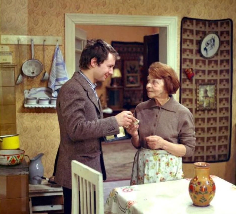 Reżyser Zbigniew Chmielewski, miał również na koncie realizację innych popularnych seriali.
Oprócz "Daleko od szosy" odpowiadał także za powstanie serialu "Dyrektorzy" (1975), których akcja rozgrywa się w latach 1957-1972 w zakładzie produkcyjnym Fabel; "Ślad na ziemi" (1978) o ludziach zatrudnionych na budowie wielkiego zakładu przemysłowego, oraz "Blisko, coraz bliżej" (1983) o perypetiach śląskiej rodziny, z Franciszkiem Pieczką, Sławomirą Łozińską i Ewą Ziętek w obsadzie. Reżyser Zbigniew Chmielewski, miał również na koncie realizację innych popularnych seriali.
Oprócz "Daleko od szosy" odpowiadał także za powstanie serialu "Dyrektorzy" (1975), których akcja rozgrywa się w latach 1957-1972 w zakładzie produkcyjnym Fabel; "Ślad na ziemi" (1978) o ludziach zatrudnionych na budowie wielkiego zakładu przemysłowego, oraz "Blisko, coraz bliżej" (1983) o perypetiach śląskiej rodziny, z Franciszkiem Pieczką, Sławomirą Łozińską i Ewą Ziętek w obsadzie.