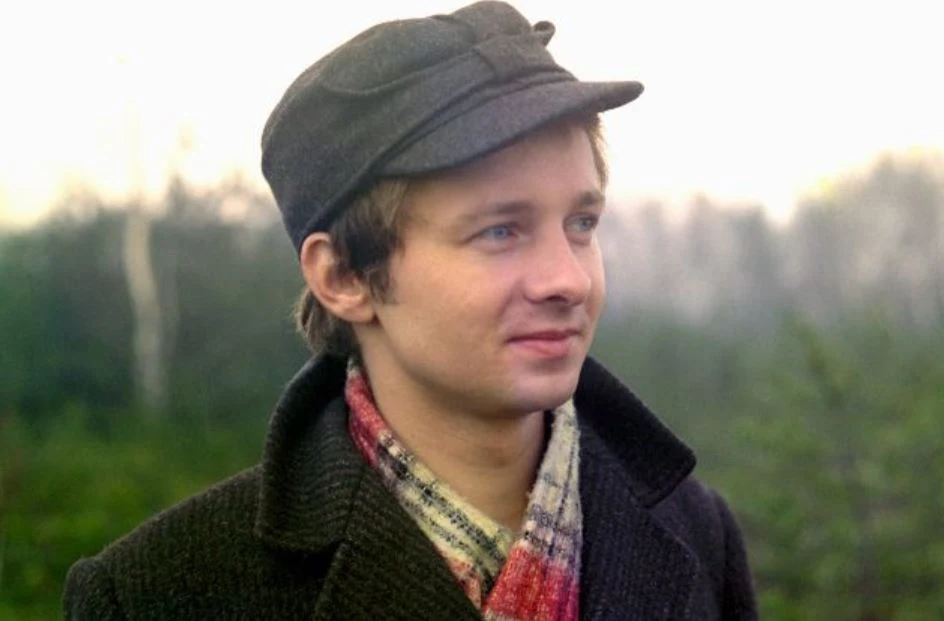 Główną rolę w "Daleko od szosy" zagrał Krzysztof Stroiński.
Nie była to dla aktora pierwsze spotkanie z bohaterem typu "ambitny chłopak ze wsi". W 1974 roku zagrał podobną do Leszka rolę Franka Bieniaka w filmie "Pójdziesz ponad sadem". To właśnie ta kreacja zdecydowała o tym, że reżyser serialu, Zbigniew Chmielewski, zaangażował Stroińskiego do roli Leszka. Główną rolę w "Daleko od szosy" zagrał Krzysztof Stroiński.
Nie była to dla aktora pierwsze spotkanie z bohaterem typu "ambitny chłopak ze wsi". W 1974 roku zagrał podobną do Leszka rolę Franka Bieniaka w filmie "Pójdziesz ponad sadem". To właśnie ta kreacja zdecydowała o tym, że reżyser serialu, Zbigniew Chmielewski, zaangażował Stroińskiego do roli Leszka.