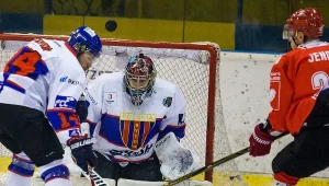 Zawodnicy Tempish Polonii Bytom - bramkarz Ondrej Raszka (C) oraz Bartłomiej Stępień (L) i Richard Jenczik (P) z Comarch Cracovii