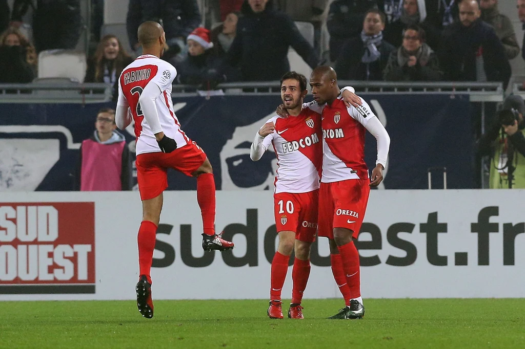 Djibril Sidibe (z prawej) cieszy się z trafienia dla AS Monaco Djibril Sidibe (z prawej) cieszy się z trafienia dla AS Monaco