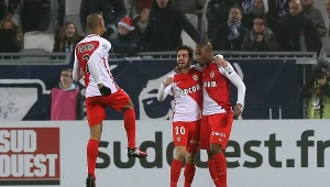 Djibril Sidibe (z prawej) cieszy się z trafienia dla AS Monaco