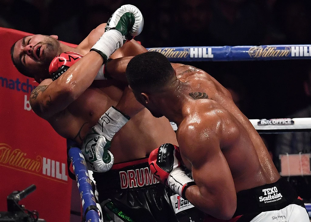 Anthony Joshua (tyłem) nie miał problemów z pokonaniem Erica Moliny Anthony Joshua (tyłem) nie miał problemów z pokonaniem Erica Moliny