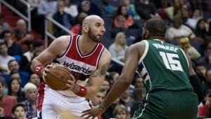 Marcin Gortat (z lewej) w meczu z Milwaukee Bucks