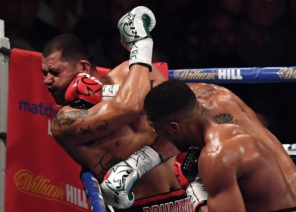 Anthony Joshua (z prawej) nie dał sznas Erikowi Molinie