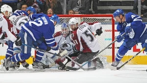 Siemion Warłamow w bramce Colorado Avalanche podczas meczu z Toronto Maple Leafs