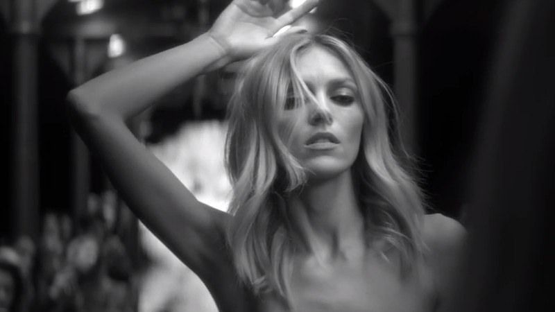 Anja Rubik w klipie "Lost Me" Mary Komasy