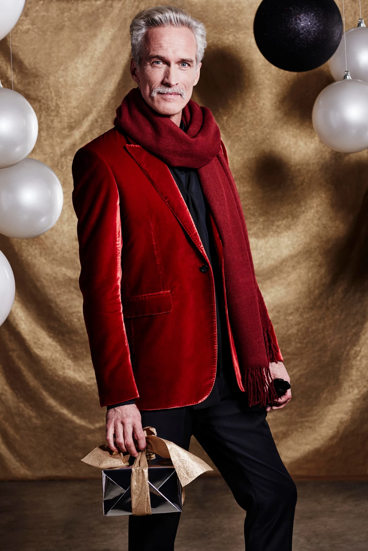 Elegancki artysta z wąsami Elegancki artysta z wąsami