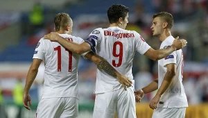 Kamil Grosicki (L) i Robert Lewandowski (w środku)