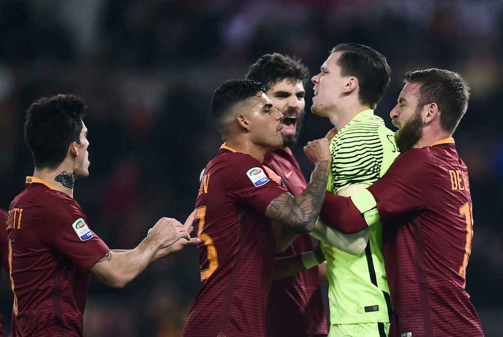 Wojciech Szczęsny odbiera gratulacje od kolegów z Romy