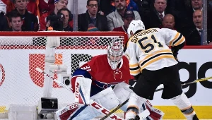 Ryan Spooner (tyłem) przesądził o zwycięstwie Boston Bruins