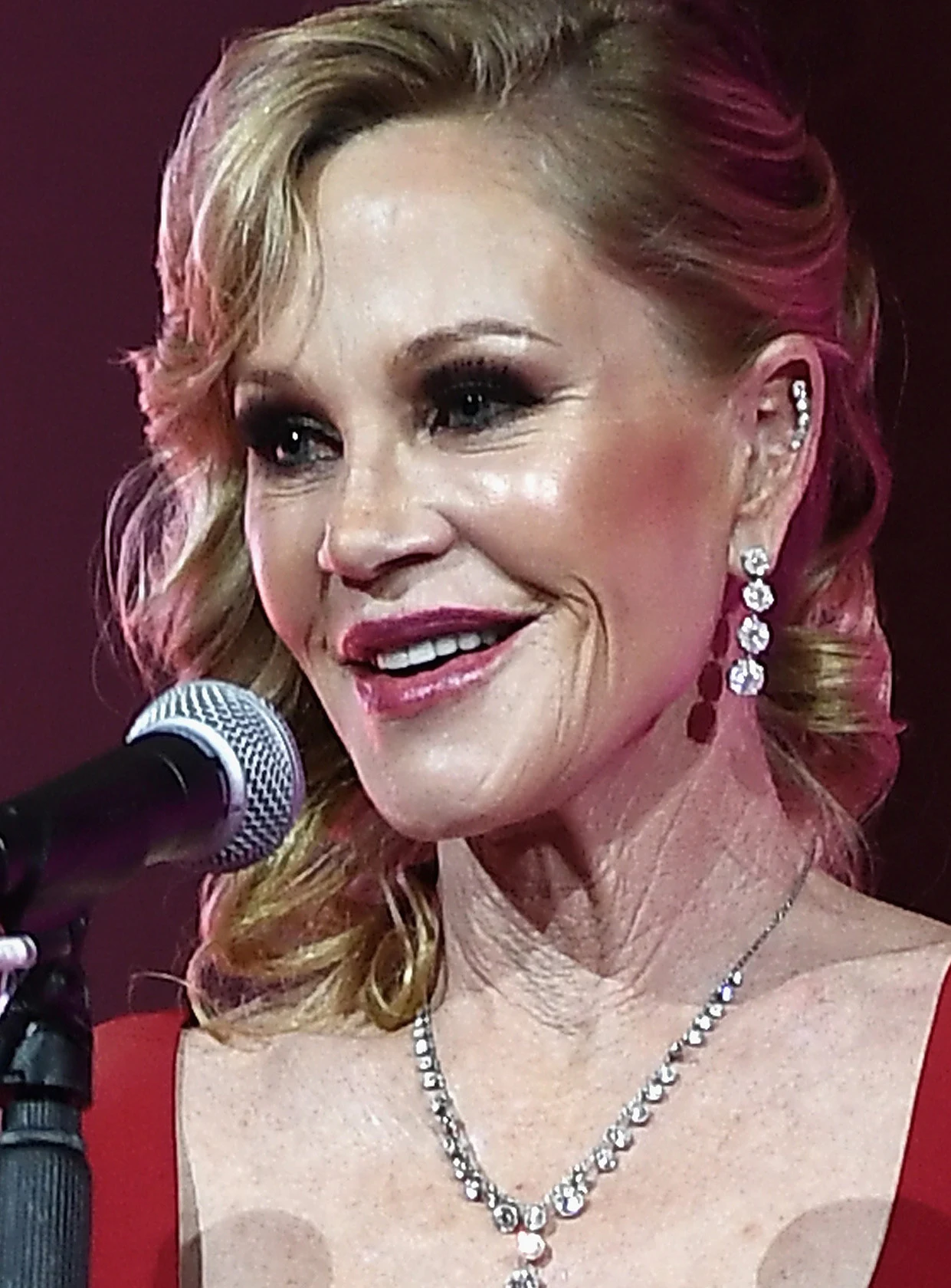 Twarz Melanie Griffith jest niemal idealnie gładka Twarz Melanie Griffith jest niemal idealnie gładka