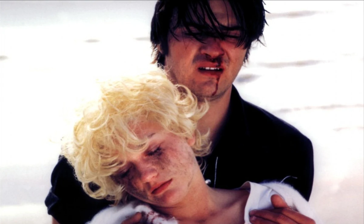 Jeszcze w trakcie studiów Edyta Olszówka zagrała epizod w "Psach" Pasikowskiego. Jednak pierwszą znaczącą rolą była ta w "Spisie cudzołożnic" Jerzego Stuhra w 1994 roku. 

W 1998 zgrała Marylin we włoskiej produkcji "Elvis i Marylin" (na zdjęciu), do której została wybrana z ponad 400 kandydatek z całego świata i za którą otrzymała nagrodę za rolę żeńską na Międzynarodowym Festiwalu Filmowym w Sulmonie w 1999 oraz na Festival du Film D'Aventures Valennciennes we Francji.