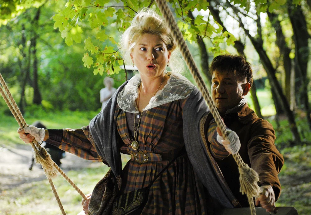 W 2010 roku Olszówkę mogliśmy oglądać w ekranizacji "Ślubów panieńskich" Aleksandra Fredry w reżyserii Filipa Bajona, w której wcieliła się w rolę pani Dobrójskiej.

- Kręciliśmy latem, było bardzo gorąco. Kostiumy są niezwykle ciężkie. To jest bardzo trudne, żeby uwspółcześnić wiersz Fredry. To było takie założenie, żebyśmy nie przejmowali się średniówką w wierszu, żebyśmy mieli na względzie młodego widza, do którego pewne rzeczy już nie docierają. To była ciężka praca - aktorka zwierzała się w rozmowie z Polską Agencją Prasową.

 

 