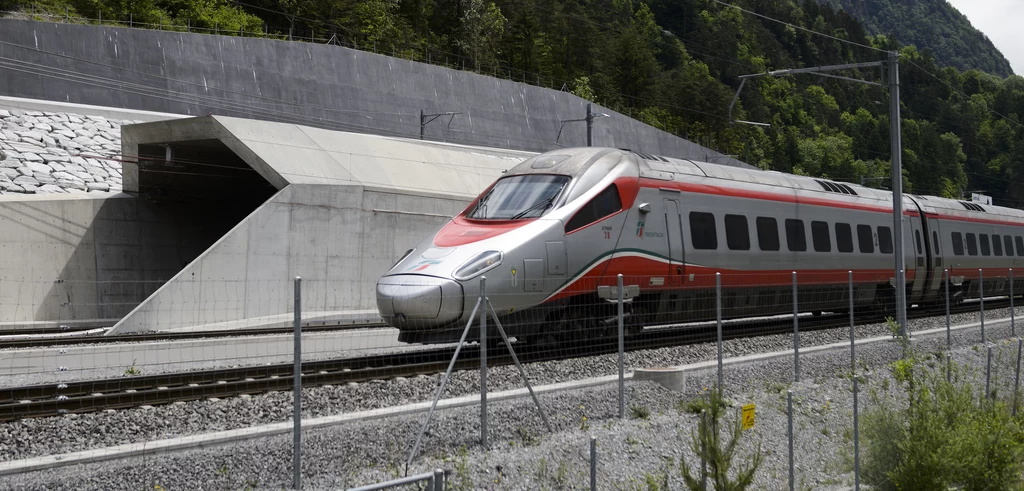 Jeden z pierwszych przejazdów pociągów przez Tunel Gotthard