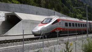 Jeden z pierwszych przejazdów pociągów przez Tunel Gotthard