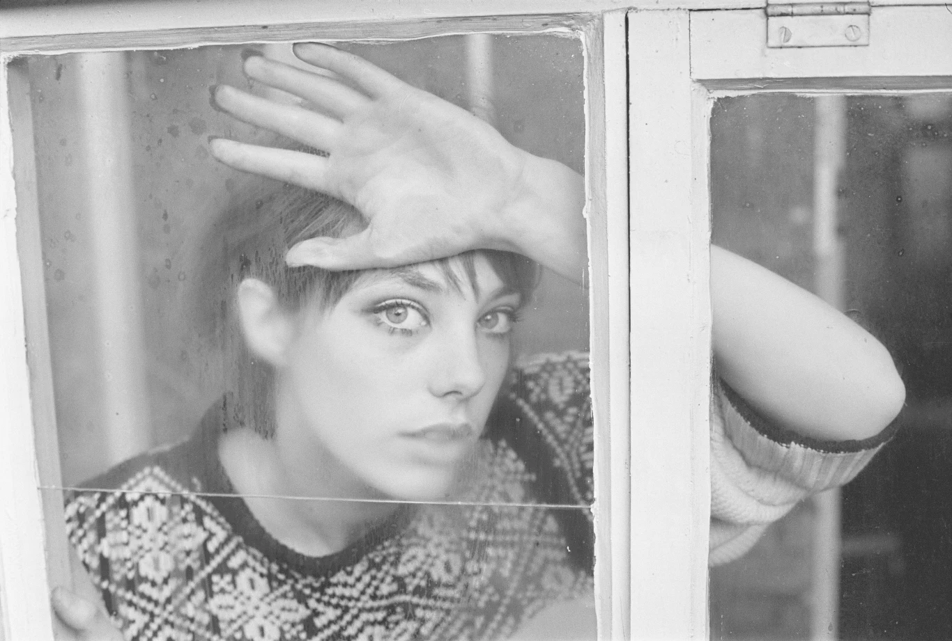 Jane Birkin zaznaczyła się mocnym akcentem również w świecie mody. Minimalistyczny styl, w którym Jane podkreślała swoje naturalne piękno, przez lata inspirował kobiety na całym świecie. Kiedyś podczas lotu samolotem, Jane spotkała przypadkiem prezesa francuskiego domu mody "Hermès", Jean-Louis Dumasa. Z luku bagażowego wypadła zawartość słomkowego koszyka wokalistki, co zapoczątkowało między nią a Dumasem dyskusję dotyczącą idealnej skórzanej torby na weekend. W efekcie tych i dalszych rozmów przestrzeń mody poszerzyła się o model damskiej torebki nazwanej na cześć Jane, "Birkin" 