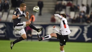 Polski obrońca Girondins Bordeaux Igor Lewczuk (z lewej) i Olivier Boscagli z OGC Nice