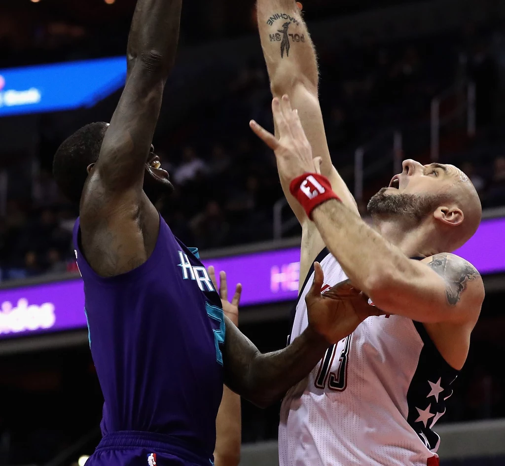 Marcin Gortat (z prawej) kontra Marvin Williams Marcin Gortat (z prawej) kontra Marvin Williams