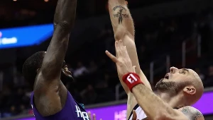 Marcin Gortat (z prawej) kontra Marvin Williams