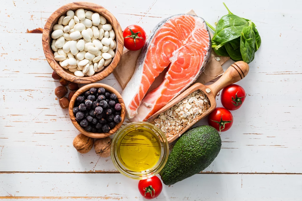 Nieprzetworzone jedzenie, warzywa, ryby, zdrowe tłuszcze - podstawa diety antycellulitowej