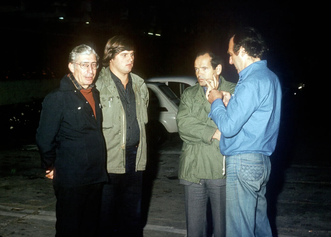 Na kinowym ekranie oglądaliśmy go jeszcze m.in. w "Bilecie powrotnym", "Arii dla atlety", "Wizji lokalnej 1901" i "Misiu".

Na początku lat 80. niespodziewanie porzucił aktorstwo i wyemigrował do USA. Tam zastał go stan wojenny w Polsce. Za granicą zaangażował się w walkę o wolną ojczyznę. Aktywnie wspierał Solidarność. Brał udział w manifestacjach potępiających rządy Wojciecha Jaruzelskiego.

Na zdjęciu - Andrzej Wasilewicz (2L) podczas Festiwalu Polskich Filmów Fabularnych w Gdańsku w 1979 roku. 