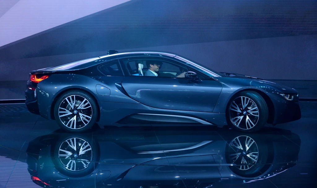 Cztery hybrydowe samochody sportowe BMW i8 zostaną wyposażone  w technologię Watson