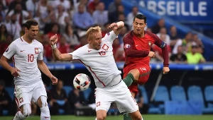Grzegorz Krychowiak (z lewej) i Kamil Glik kontra Cristiano Ronaldo podczas Euro 2016