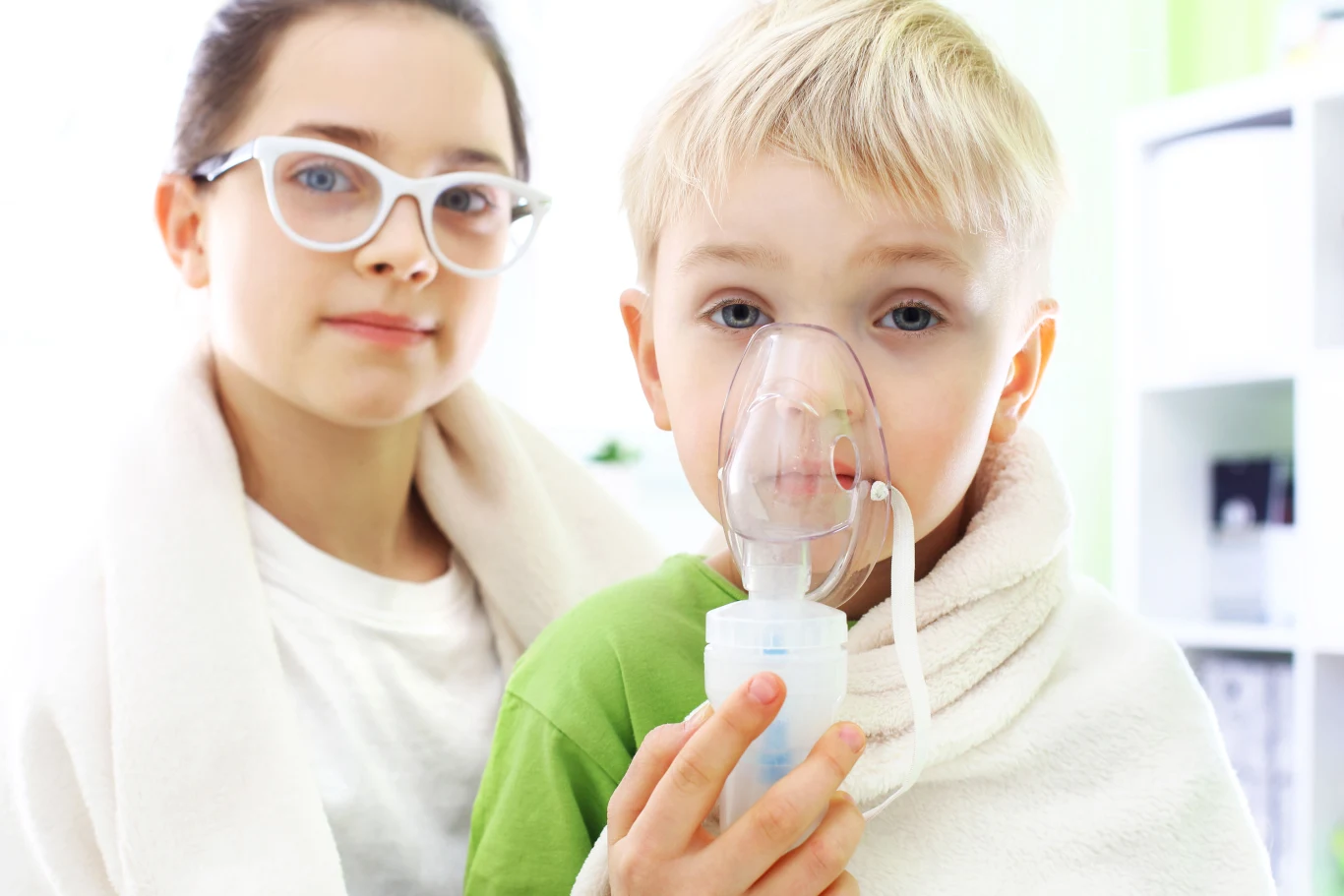 Nebulizacja jest rodzajem inhalacji, która polega na podawaniu roztworów leków w postaci rozpylonej mgły Nebulizacja jest rodzajem inhalacji, która polega na podawaniu roztworów leków w postaci rozpylonej mgły