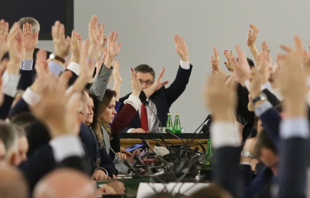 Posłowie Prawa i Sprawiedliwości podczas głosowań w trakcie przeniesionego do Sali Kolumnowej posiedzenia Sejmu Posłowie Prawa i Sprawiedliwości podczas głosowań w trakcie przeniesionego do Sali Kolumnowej posiedzenia Sejmu