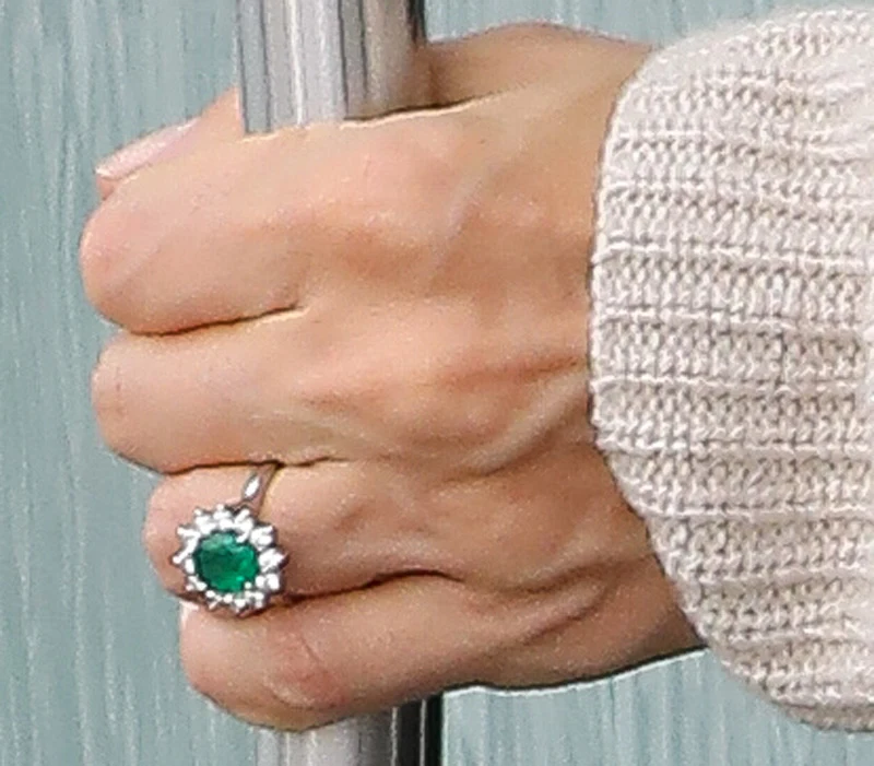 Irina Shayk pokazała się z pierścionkiem!