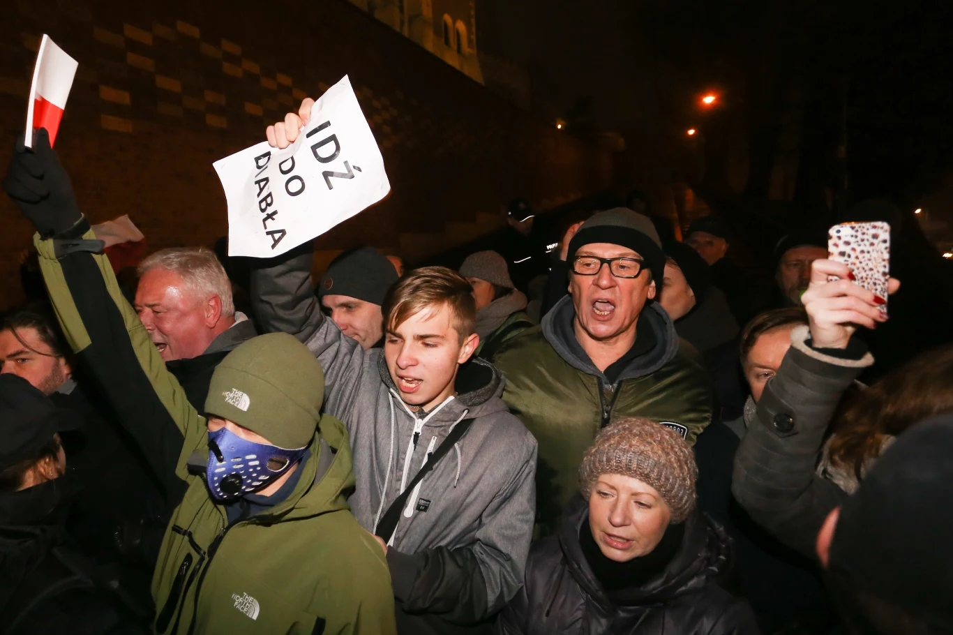 "Wolność, równość, demokracja", "Solidarni z opozycją", "Hańba", "Do dymisji" - skandowali protestujący.