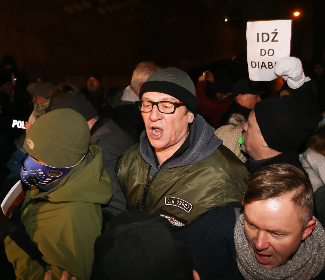 Kilkadziesiąt osób próbowało zablokować kolumnę rządzących polityków próbujących wjechać na Wzgórze Wawelskie.