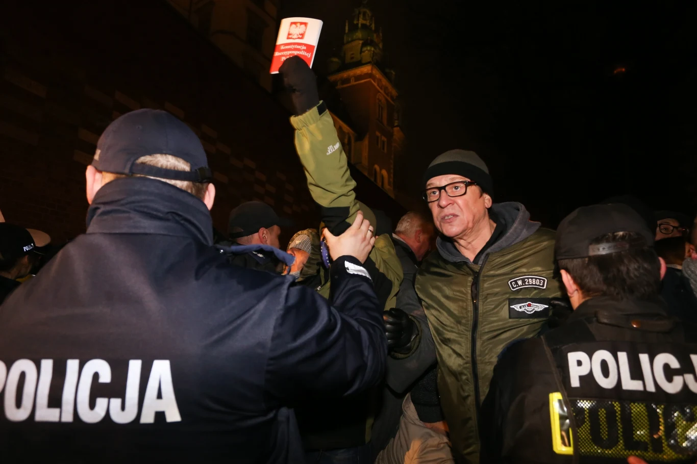 W gronie demonstrantów protestujących pod Wawelem przeciwko działalności PiS znalazł się Maciej Maleńczuk.