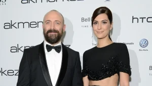 Bergüzar Korel wystąpiła z Halitem także we „Wspaniałym stuleciu” w epizodycznej roli wenecjanki Moniki Gritti. Według pogłosek aktorka pojawiła się na planie sułtańskiej sagi 
głównie po to, by nie dopuścić do zbyt zażyłych kontaktów Halita Ergença z serialową partnerką Meryem Uzerli. To bzdura! Ufam mojemu mężowi – zapewniła aktorka.