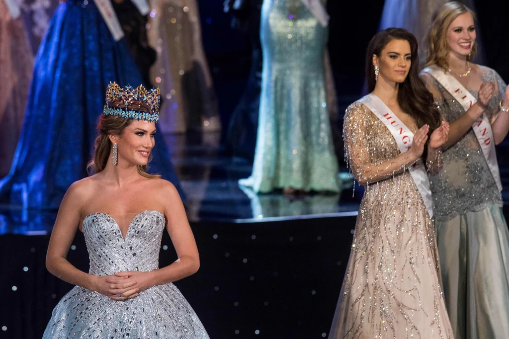 Miss World 2015 Mireia Lalaguna z Hiszpanii przekazała koronę Stephanie Del Valle z Portorykoryko Miss World 2015 Mireia Lalaguna z Hiszpanii przekazała koronę Stephanie Del Valle z Portorykoryko