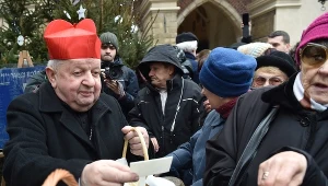Metropolita krakowski, kard. Stanisław Dziwisz (L) łamie się opłatkiem z krakowianami podczas XX Jubileuszowej Wigilii Jana Kościuszko dla osób Bezdomnych i Potrzebujących na Rynku Głównym w Krakowie