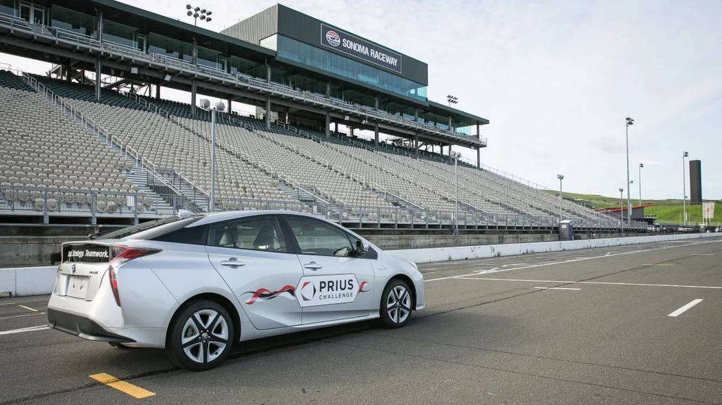 Toyota Prius na torze Sonoma Raceway