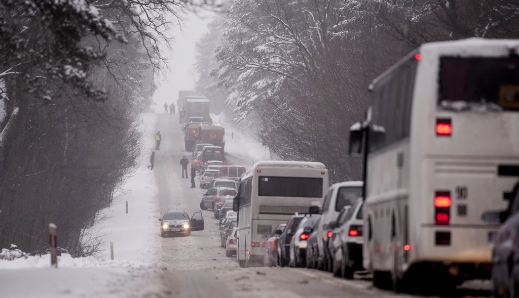 Okres świąteczny, to czas wzmożonego ruchu, a warunki drogowe bywają trudne. Starajmy się jechać jak najbezpieczniej!