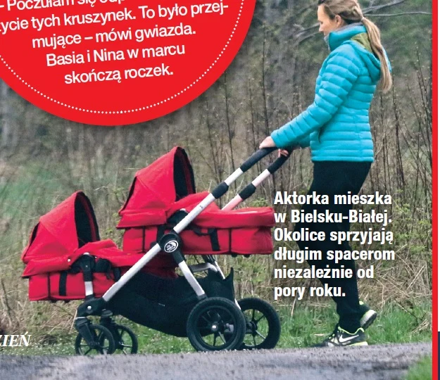 Anna z córeczkami na spacerze Anna z córeczkami na spacerze