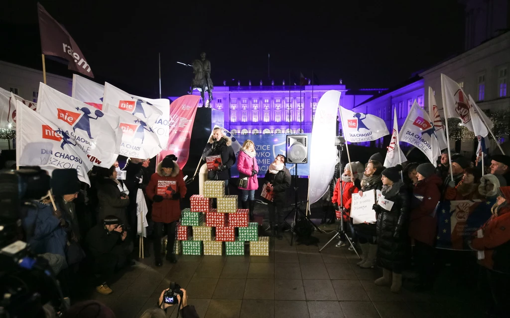 Pikieta przeciw reformie edukacji pod Pałacem Prezydenckim Pikieta przeciw reformie edukacji pod Pałacem Prezydenckim